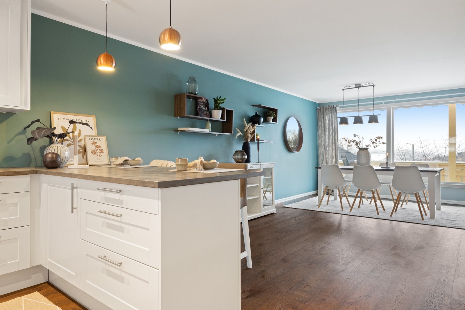 Kjøkken i åpen løsning mot spisestuen. Det ble gjort betydelige oppgraderinger i boligen i 2018 med bl.a. nye parkettgulv og overflater, ny peisovn, oppgradert el.-anlegg inkludert smarthus system for styring av lys og varme, ny garasjeport m.m. Galleribilde