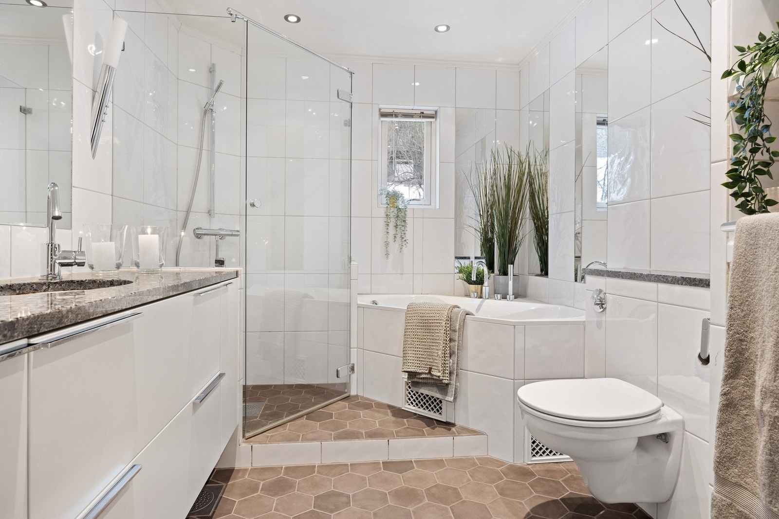 Bad i tilknytning til hovedsoverommet i 1. etasje Galleribilde