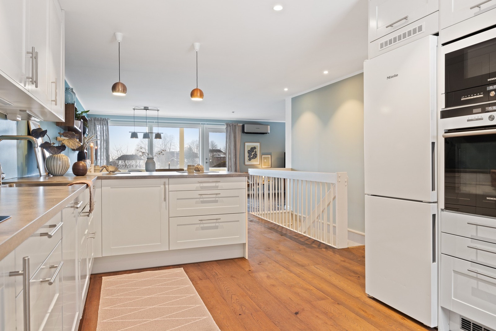 Kjøkkenet er fra 2010 og ble fornyet og utvidet i 2018. Det ble ble også satt inn en ekstra stekeovn (2 stekeovner totalt). Galleribilde