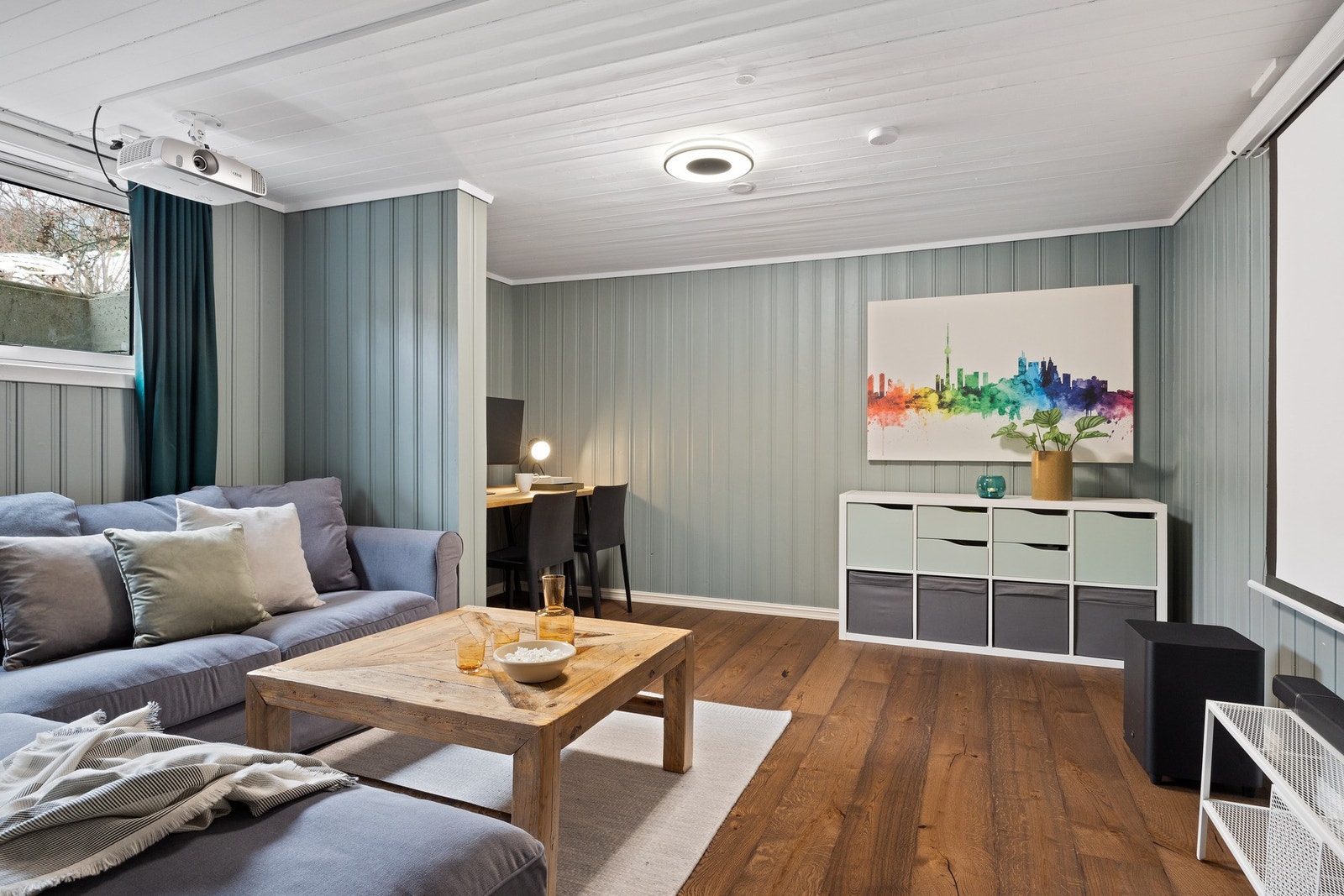 Kjellerstue/hjemmekino i u. etasje med kontorplass/gaminghjørne Galleribilde