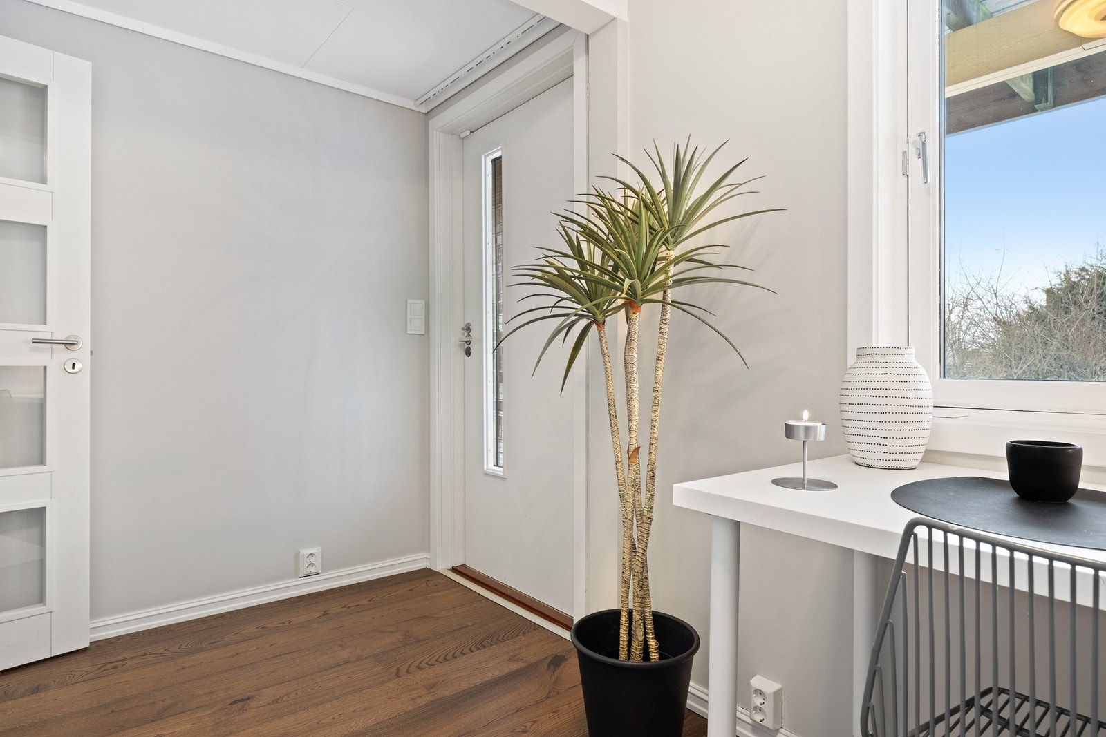 Det er egen inngang fra hage til u. etasje til entré med kontorplass Galleribilde