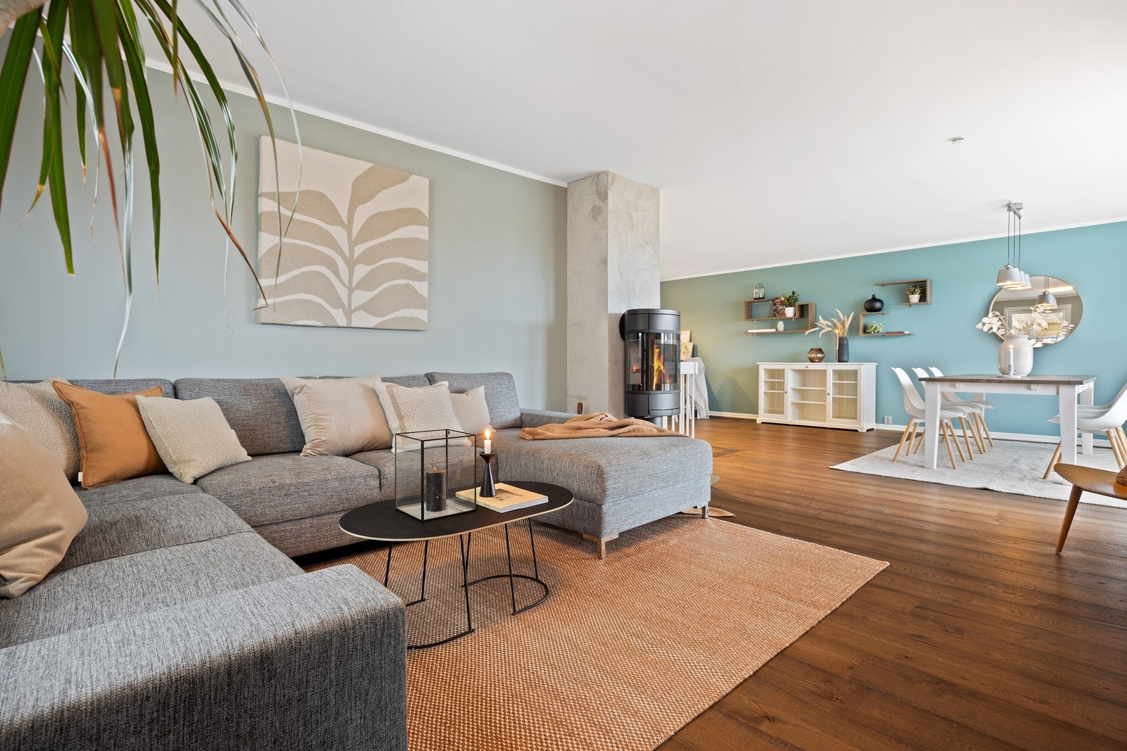 Stuen ble pusset opp i 2018 med bl.a. nye overflater, ny parkett, peisovn, elektrisk anlegg m.m. Galleribilde