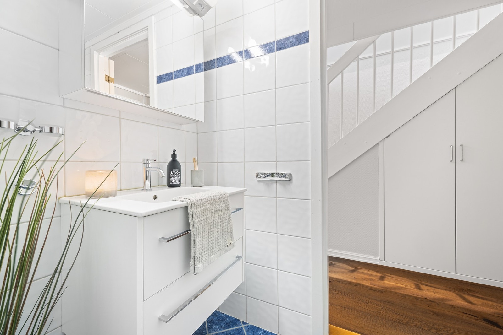 Bad i u. etasje. Badet ble oppgradert med ny innredning (servant, servantskap, speilskap over servant og toalett) i 2013. Galleribilde