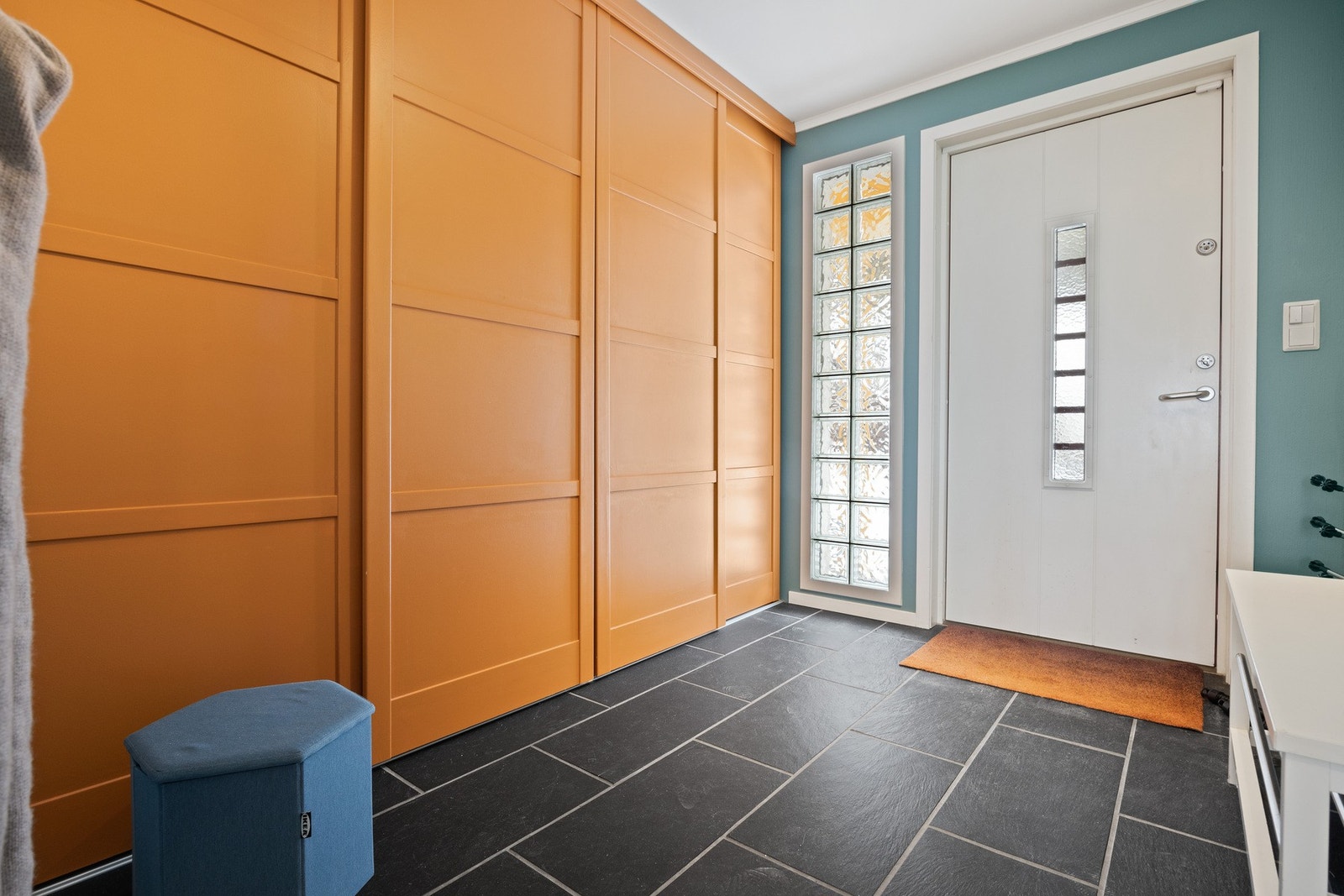 Flislagt entré med varmekabler i gulvet og stor skyvedørsgarderobe Galleribilde