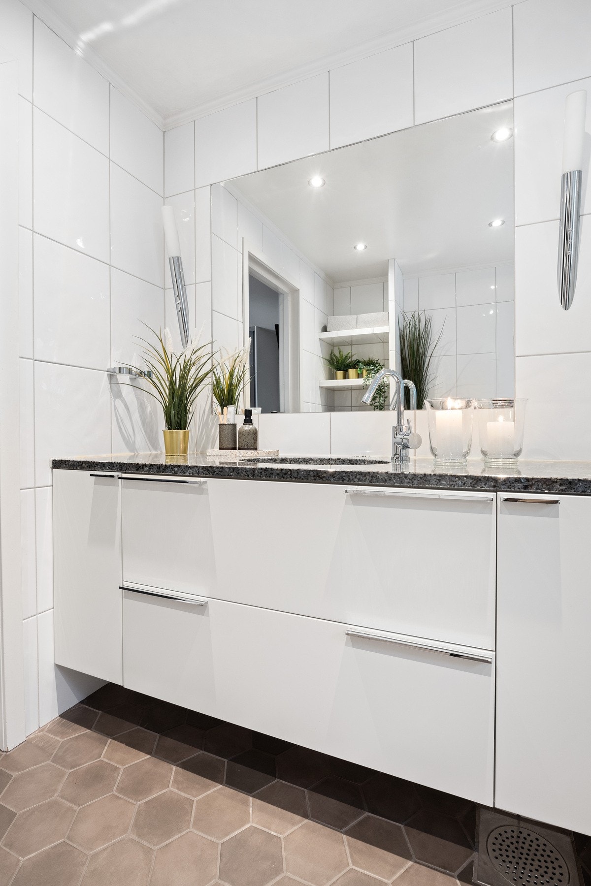 Badet i 1. etasje ble pusset opp i 2007 og deretter modernisert i 2021 med bl.a. nye varmekabler, smøremembran og gulvfliser. Galleribilde