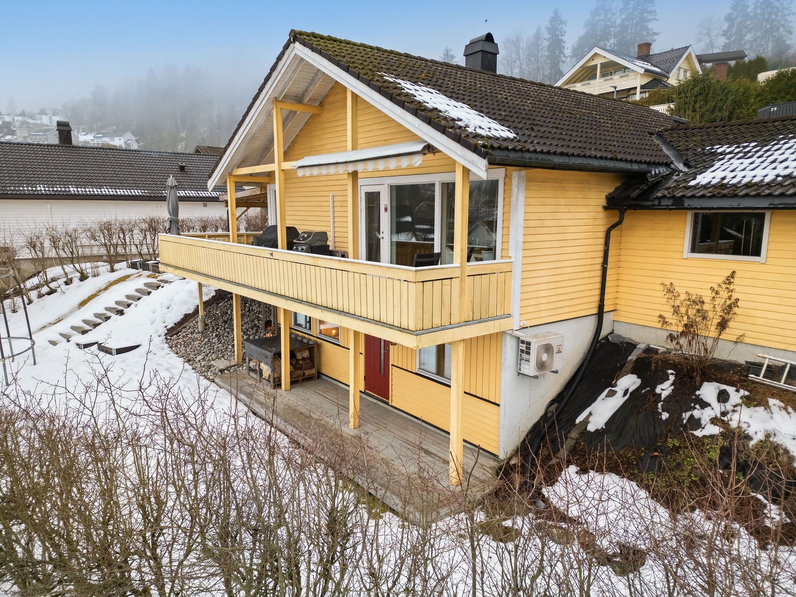 Huset ligger skjermet og barnevennlig i privat blindvei. På vår/sommer er hagen frodig og grønn med bl.a. epletre, bærbusker og kjøkkenhage. Galleribilde