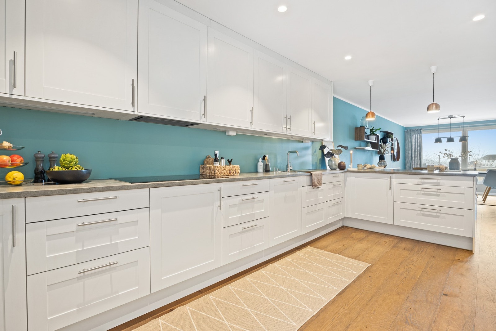 Det er rikelig med både skap- og benkeplass i kjøkkenet Galleribilde