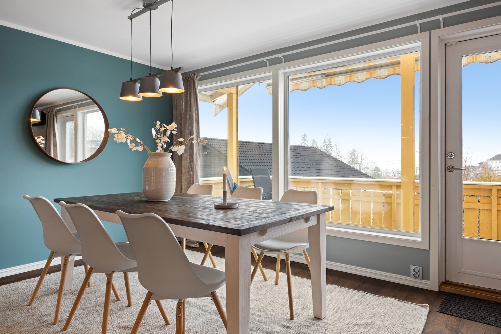 Lys og romslig stue med store vindusflater mot soloppgangen og utgang til solrik veranda Galleribilde