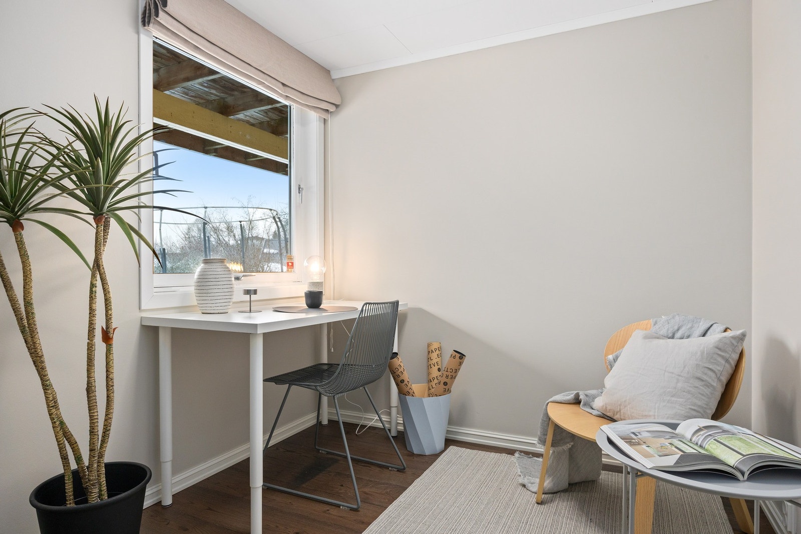 Det er egen inngang fra hage til u. etasje til entré med kontorplass og varme i gulvet. Galleribilde