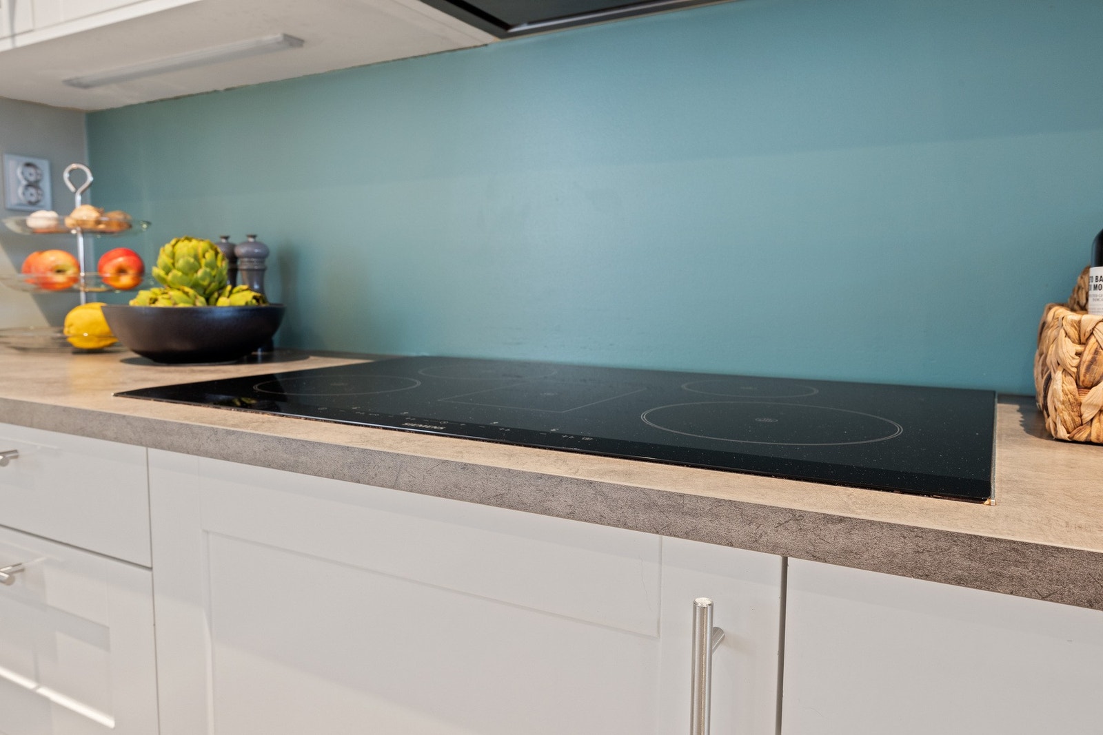 Hvitevarer i innredningen er oppvaskmaskin, 2 stekeovner, micro, platetopp med induksjon og kjøleskap/fryser samt ventilator over platetoppen. Galleribilde