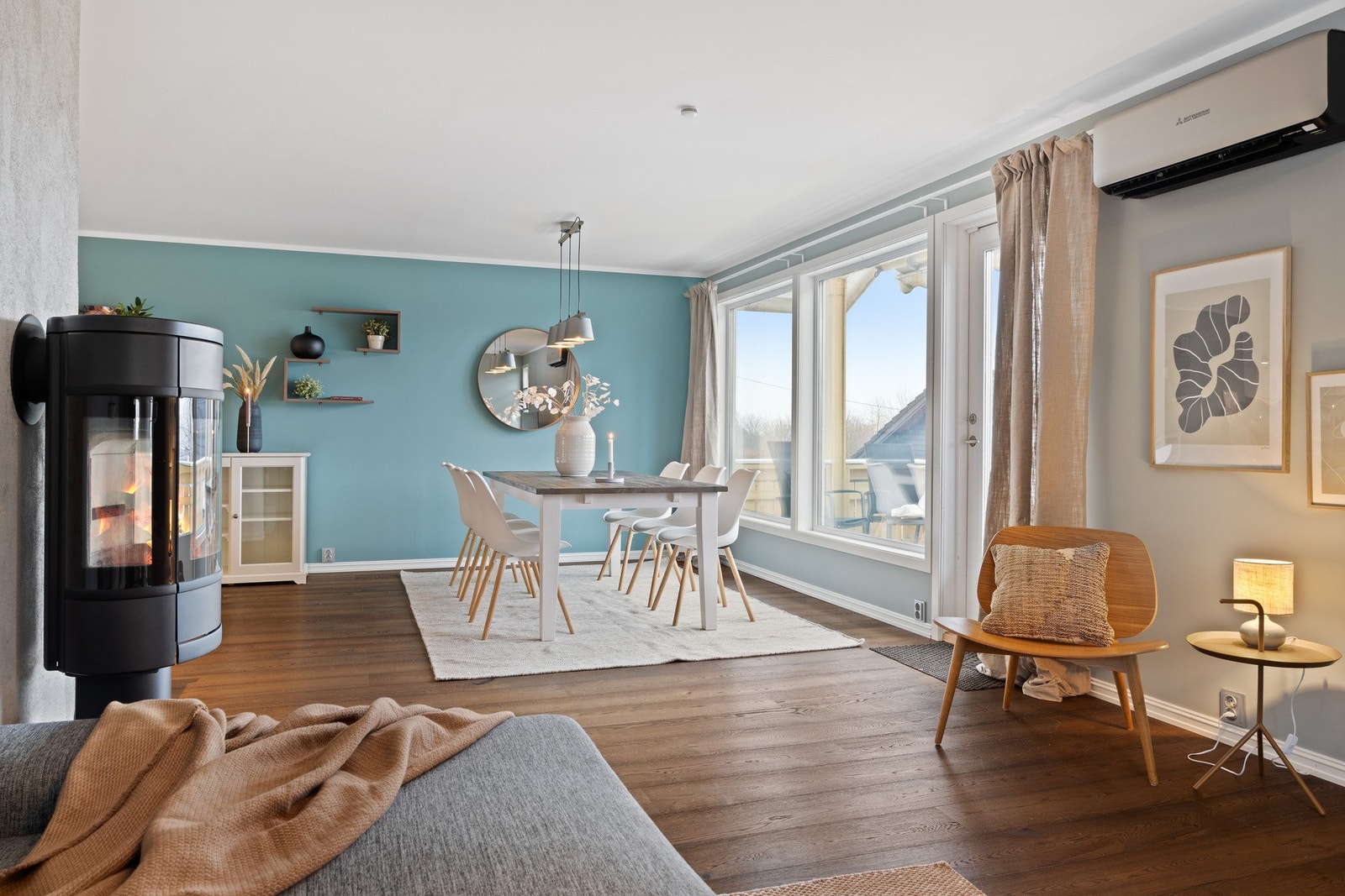 Stue og spisestue med vedovn og utgang til stor veranda (ca. 33 kvm) med pergola på del av verandaen Galleribilde