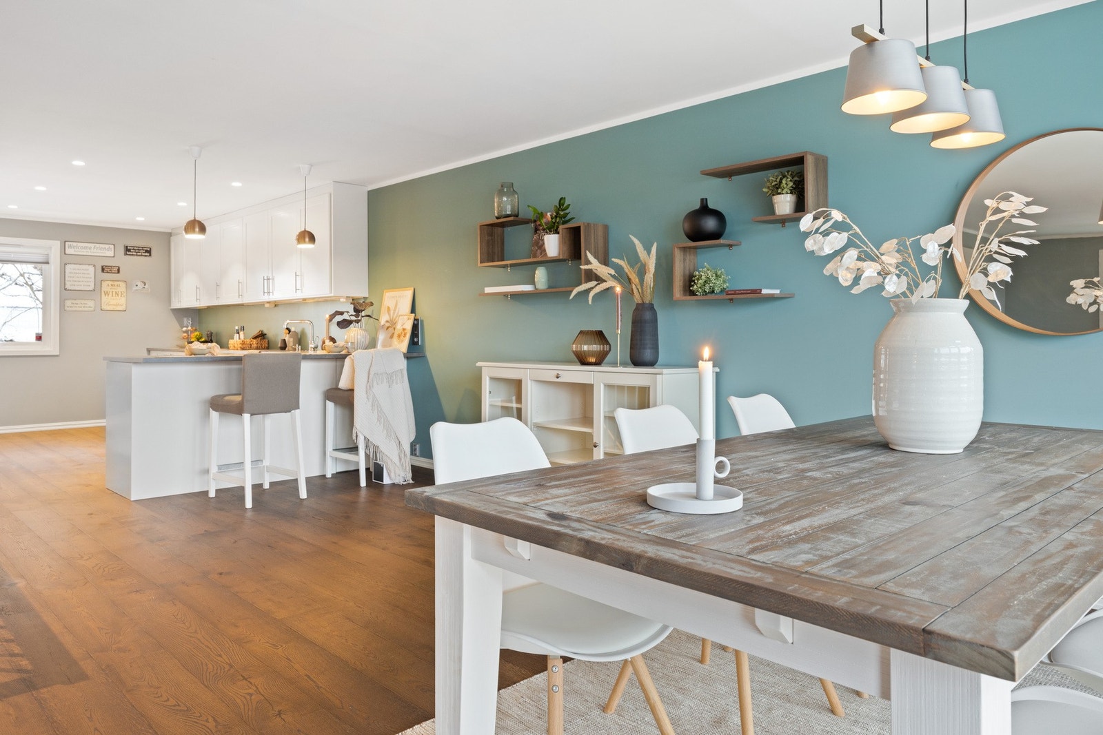 Kjøkken i åpen løsning mot spisestuen Galleribilde