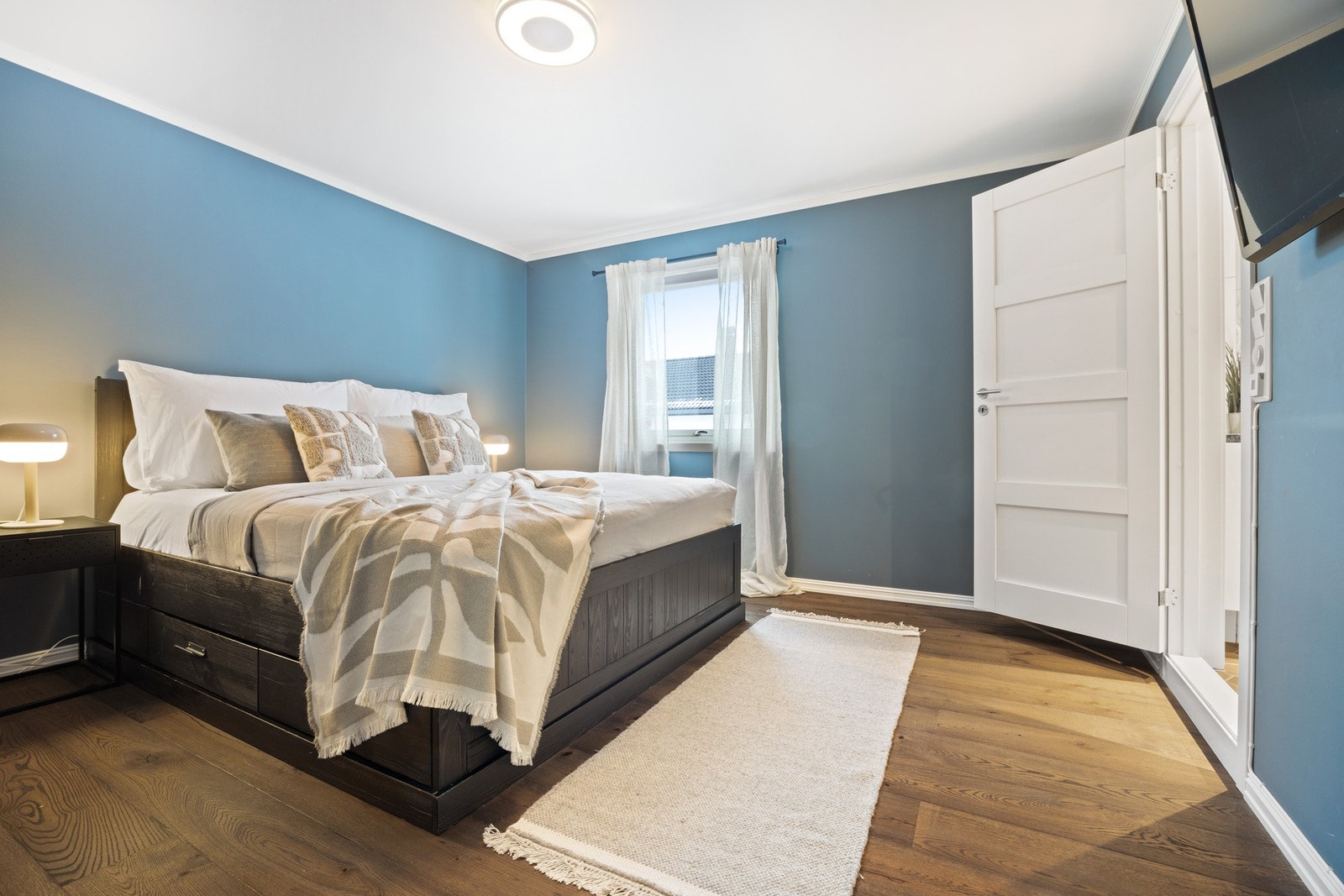 Hovedsoverom i 1. etasje med eget bad direkte tilknyttet Galleribilde