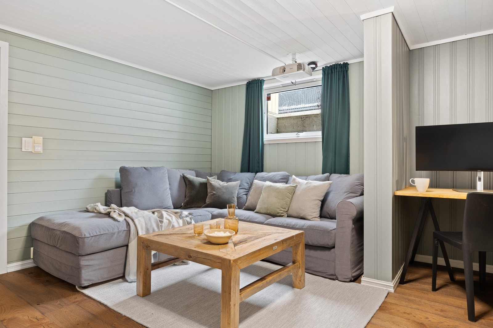 Kjellerstue/hjemmekino i u. etasje med kontorplass/gaminghjørne. Det er gulvvarme i alle oppholdsrom (kjellerstue, soverom, hall og entré/kontor) i denne etasjen. Galleribilde