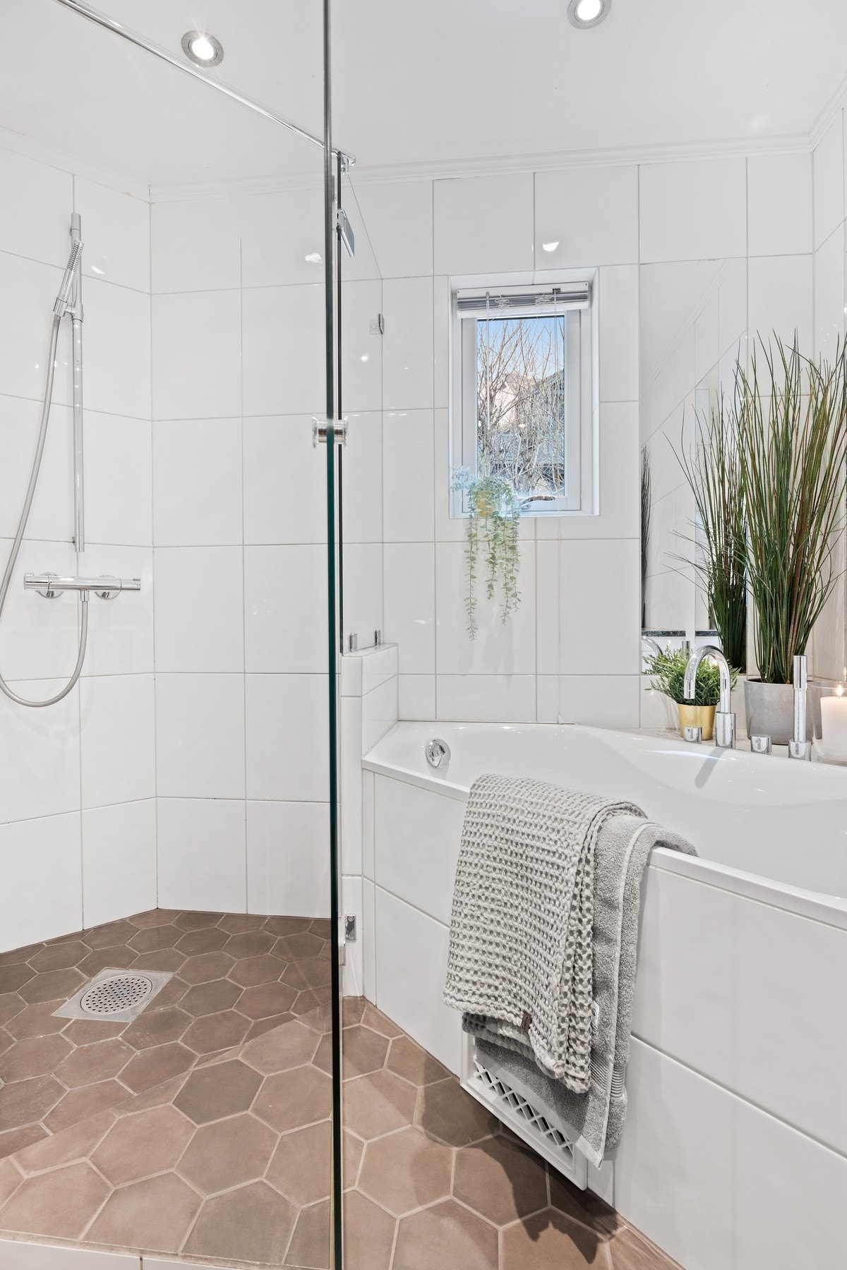 Det er både dusjhjørne og innmurt badekar i badet i 1. etasje Galleribilde