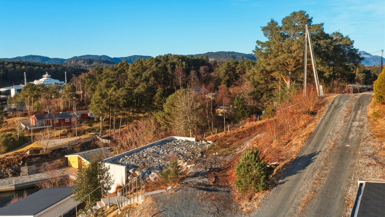 Eiendommen ligger fritt og høyt i terrenget med gode solforhold. Galleribilde