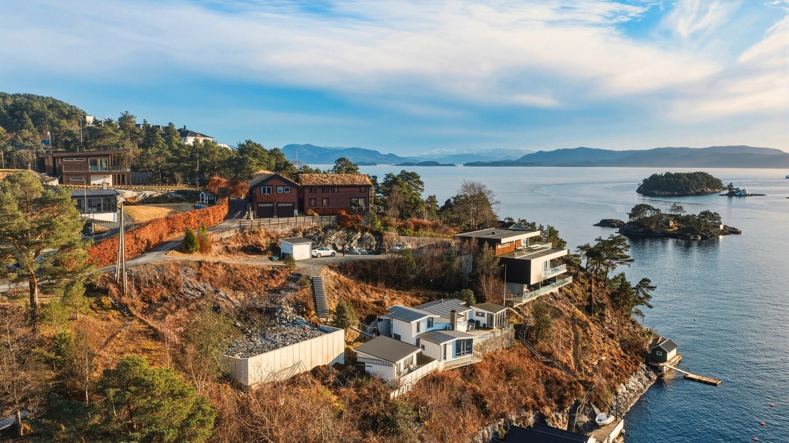 Attraktiv boligområde med solrik beliggenhet og flott utsyn mot fjorden. Galleribilde