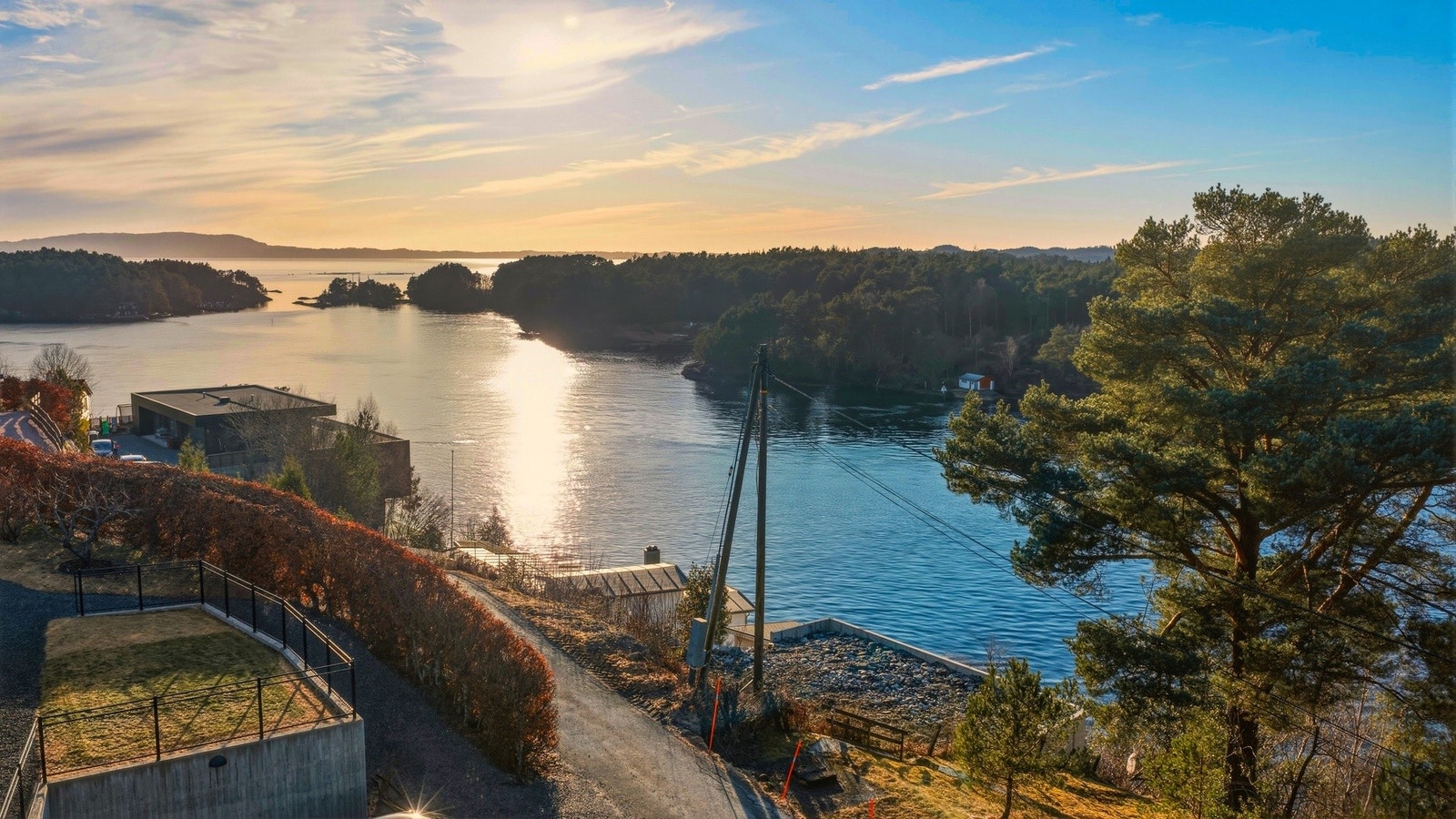 Fra eiendommen er det flott utsyn over Bjørnafjorden og omkringliggende landskap. Galleribilde