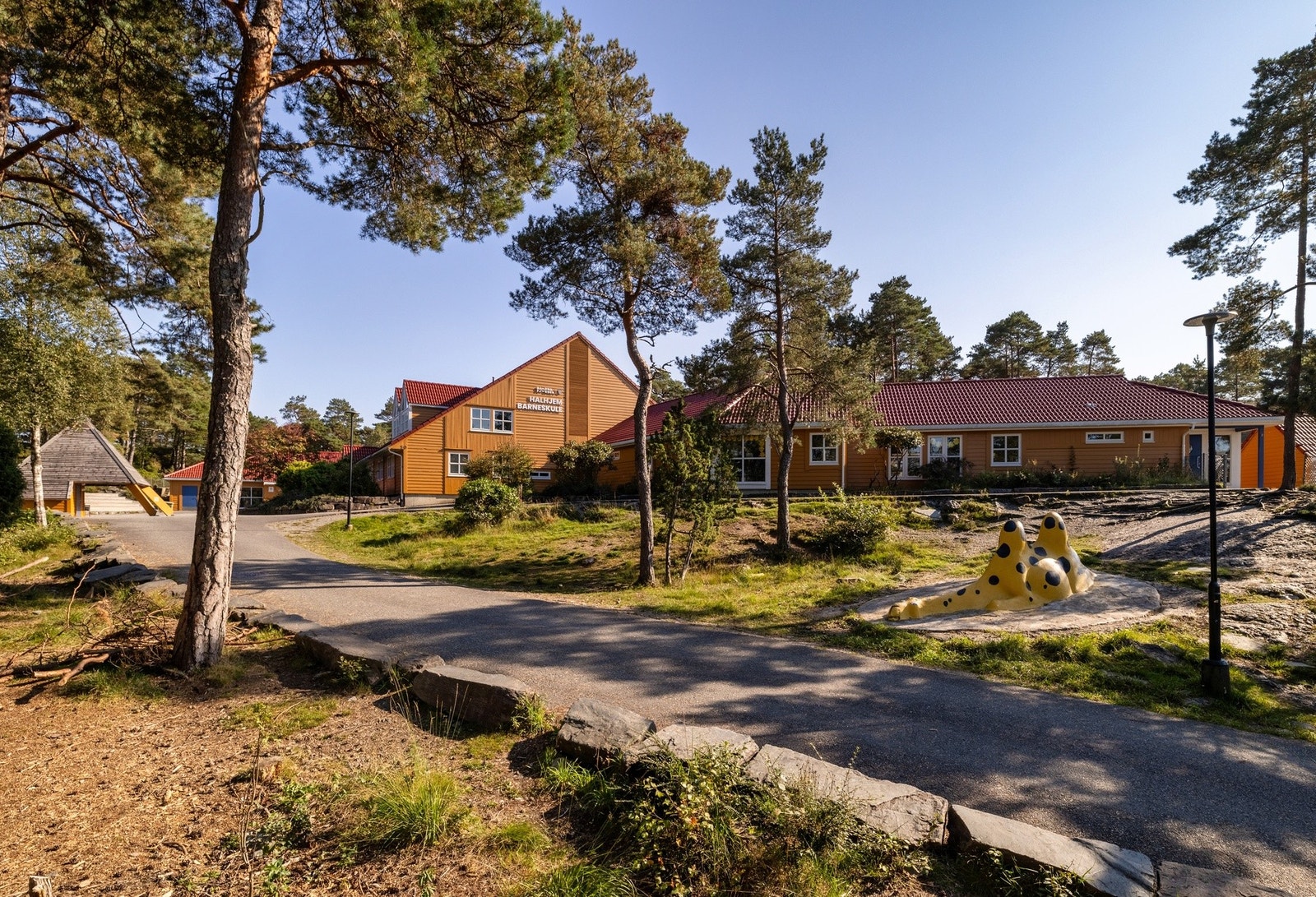 Kort gangavstand til Halhjem Barneskole Galleribilde