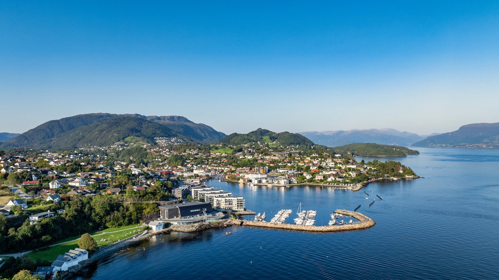 Mobergsvikjo badestrand og Os sentrum Galleribilde