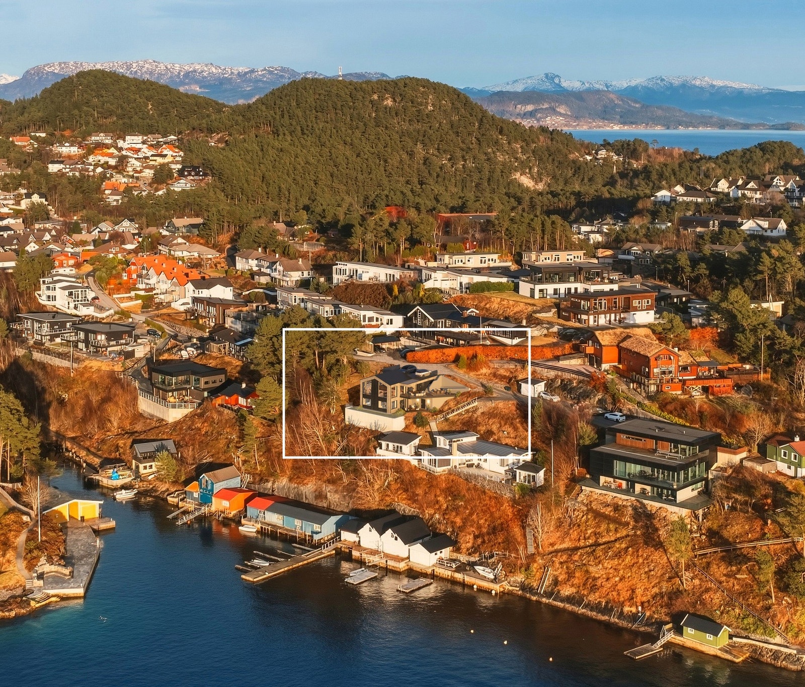 Oversiktsfoto som viser eiendommens plassering i området. Galleribilde