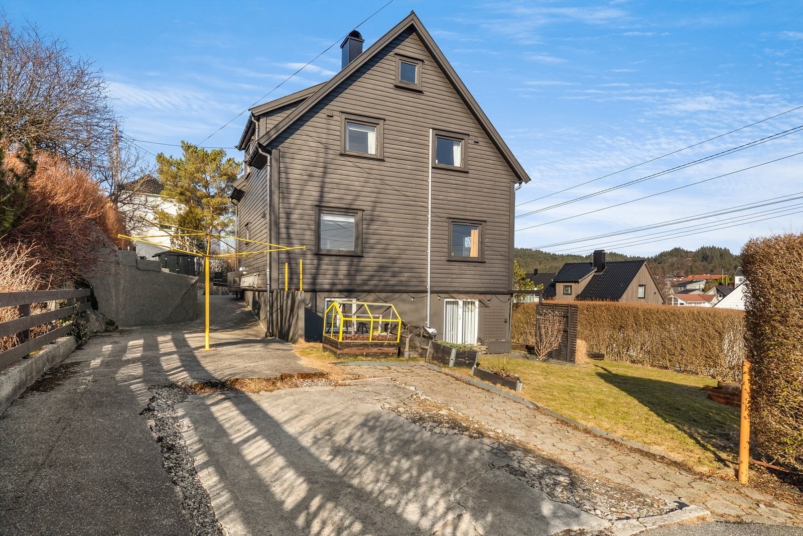 God parkeringsplass i gårdsrom Galleribilde