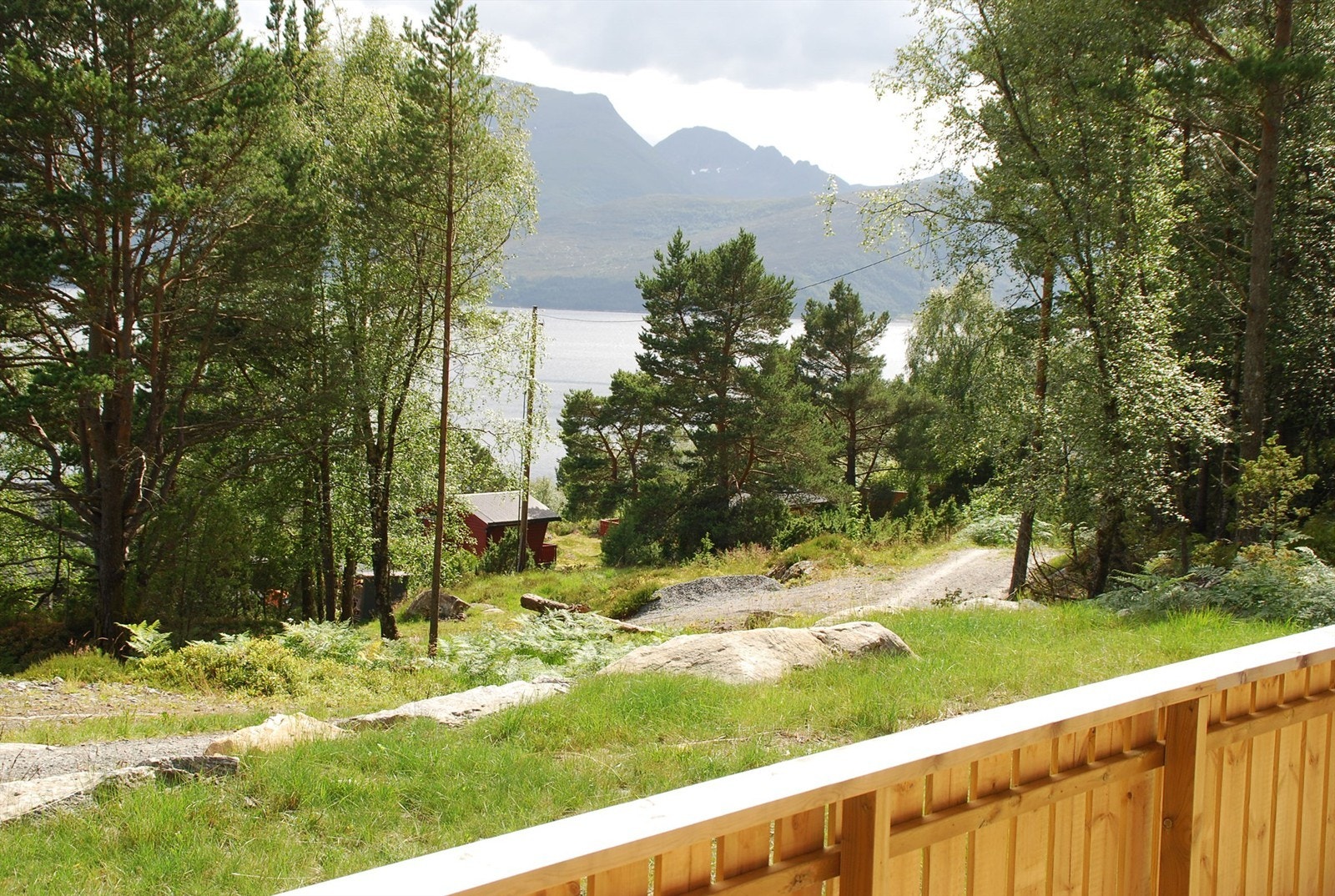 Utsikt mot fjorden Galleribilde