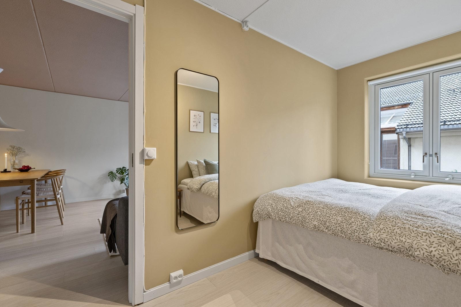 Soverom 2 også av god størrelse også med plass til dobbeltseng og garderobeskap om ønskelig. Galleribilde