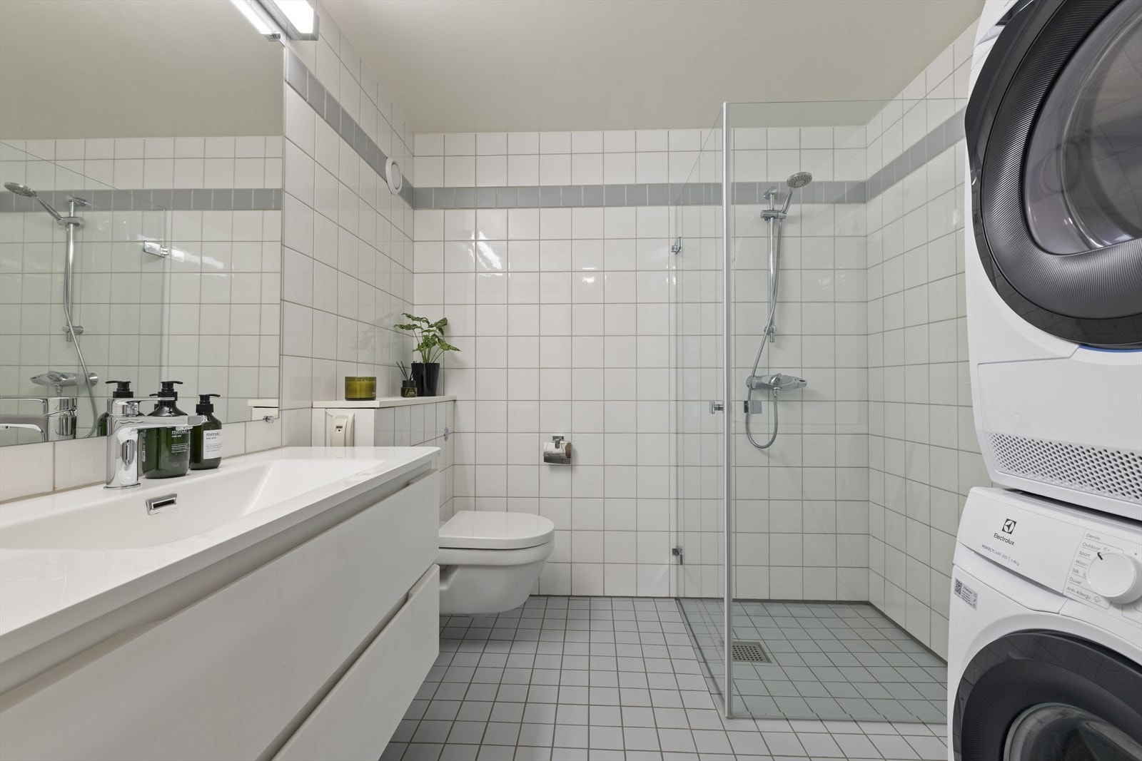 Ny servant er installert av NGF Rørservice AS og toalettskål er montert av MB VVS. Galleribilde