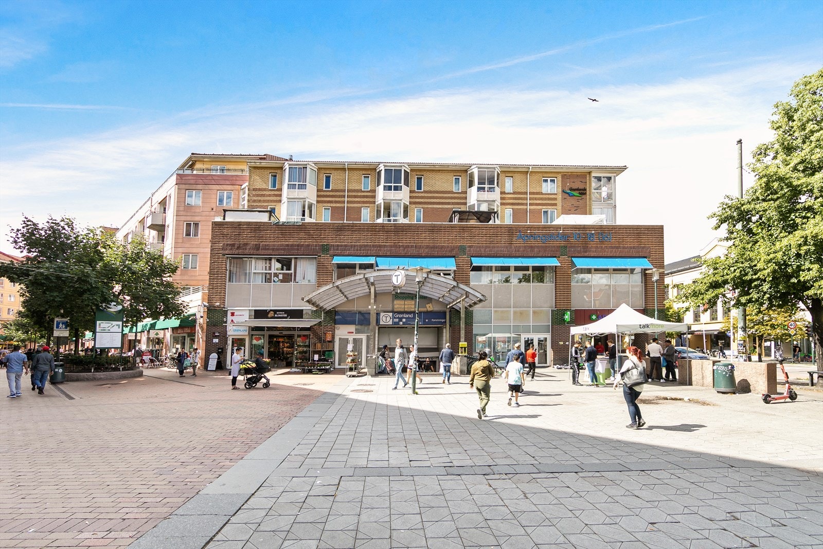 Grønland T-bane (alle linjer) og bussholdeplass er like utenfor boligen, og det er kort avstand til Oslo bussterminal og til Oslo S. Galleribilde