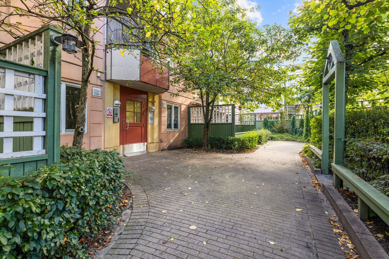 Inngangspartiet er frodig og koselig - Velkommen til Smalgangen 19. Galleribilde