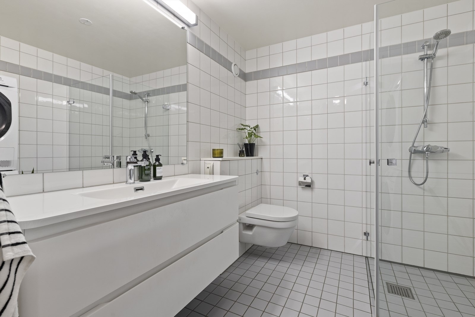 Romslig delikat flislagt baderom som er oppgradert i perioden 2022-2023. Galleribilde