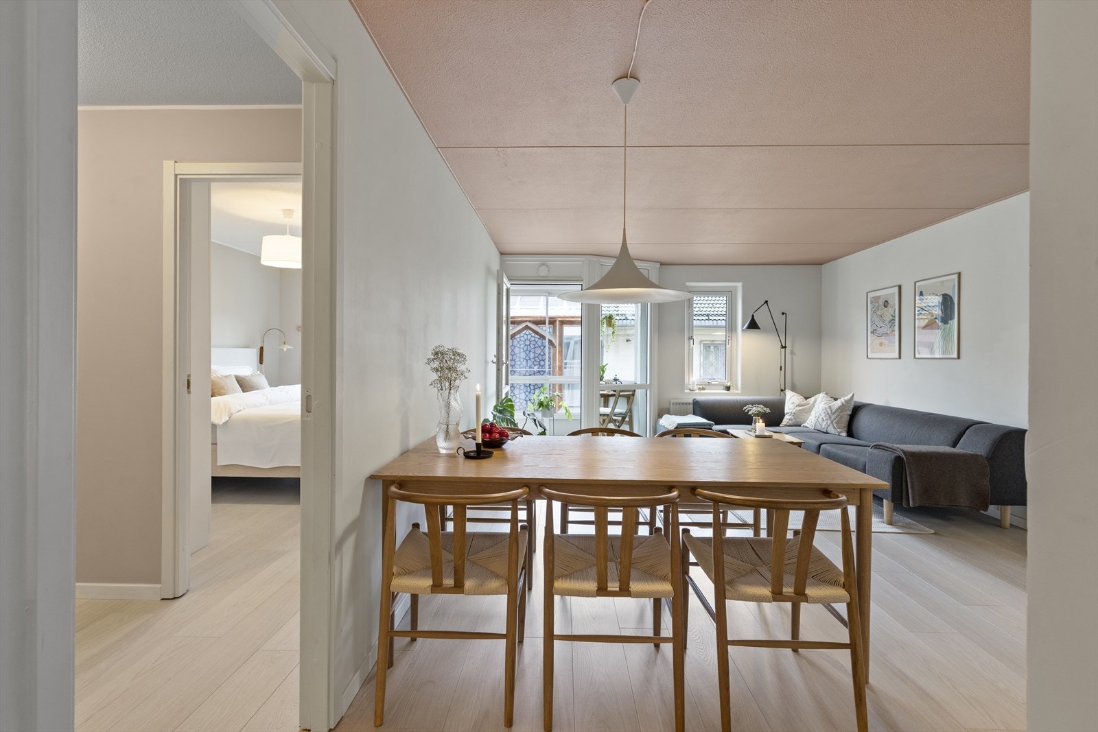 Stue og kjøkken i delvis åpne løsningen bidrar til en luftig og behagelig romfølelse. Galleribilde