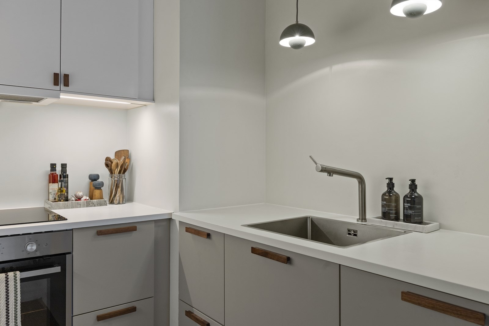 Kjøkkenet ligger i åpen løsning mot stuen, noe som gir en luftig og sosial romfølelse. Galleribilde