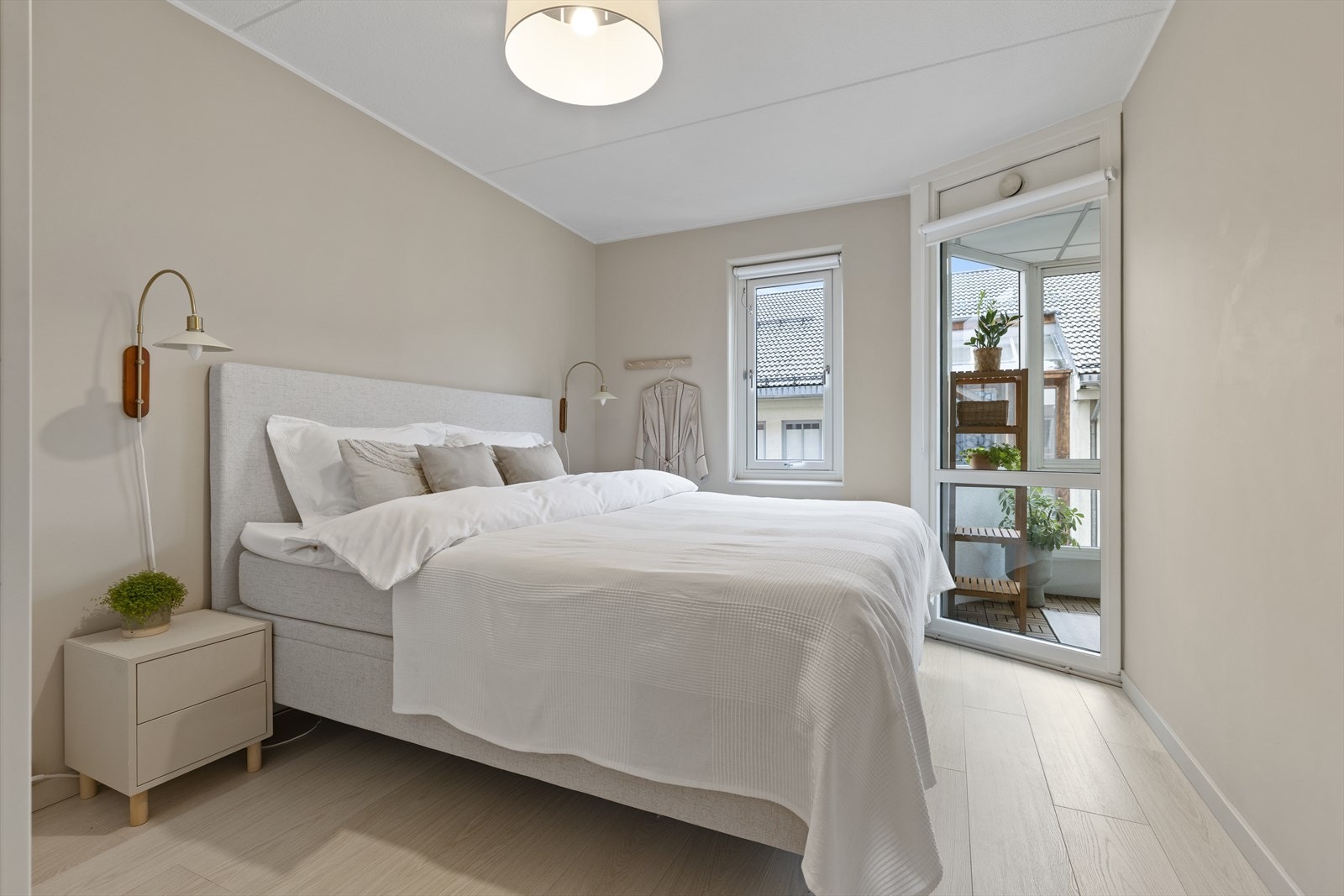 Leiilgheten har 2 Soverom begge er romslige med god plass til dobbeltseng og garderobeløsning. Galleribilde