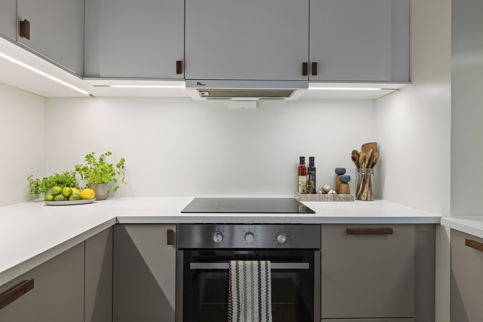 Kjøkkenet er utstyrt med induksjonstopp, innebygget stekeovn, integrert kjøle-/fryseskap og oppvaskmaskin. Galleribilde