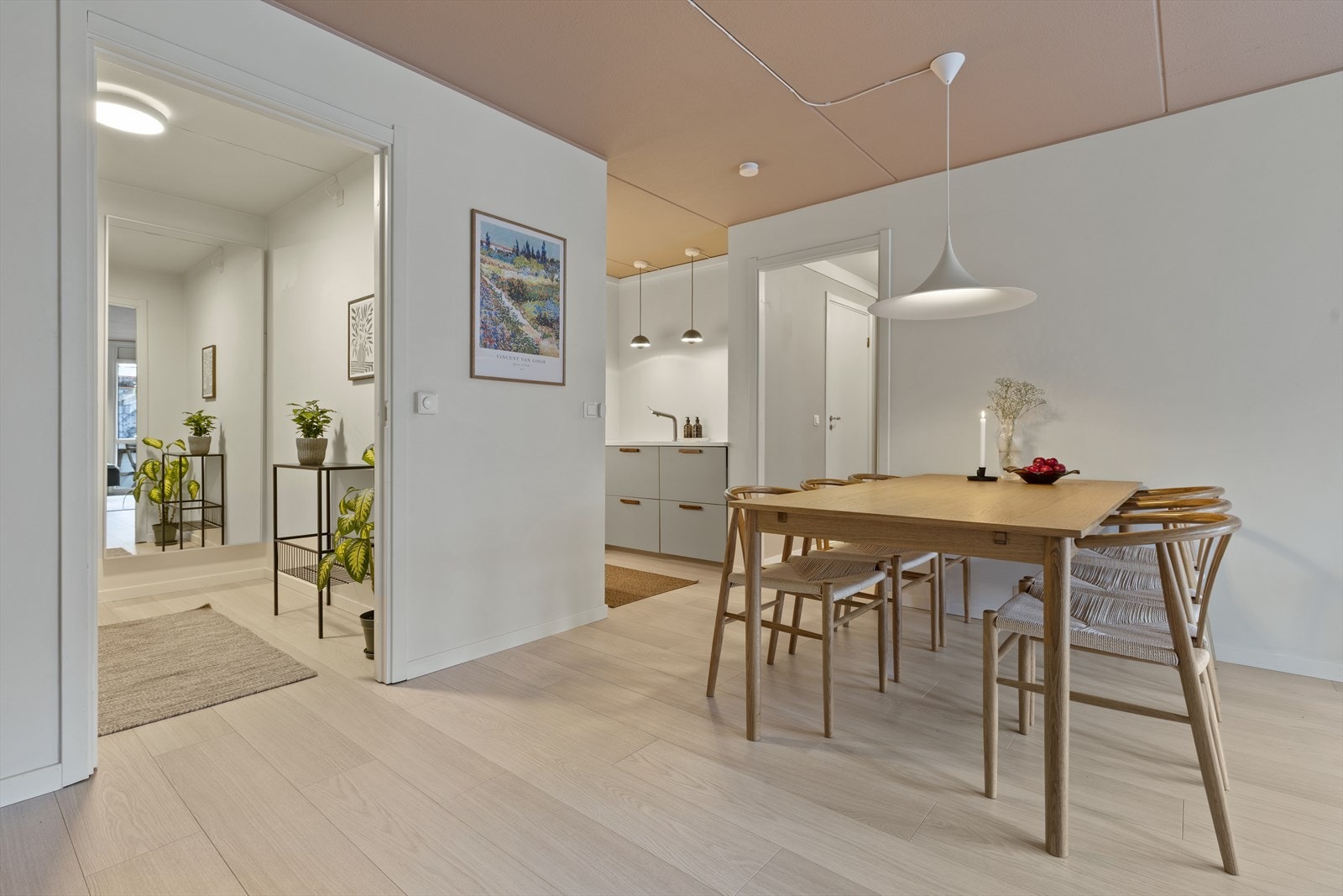 Mulighet for stort spisebord for hyggelige sammenkomster med venner og familie. Galleribilde