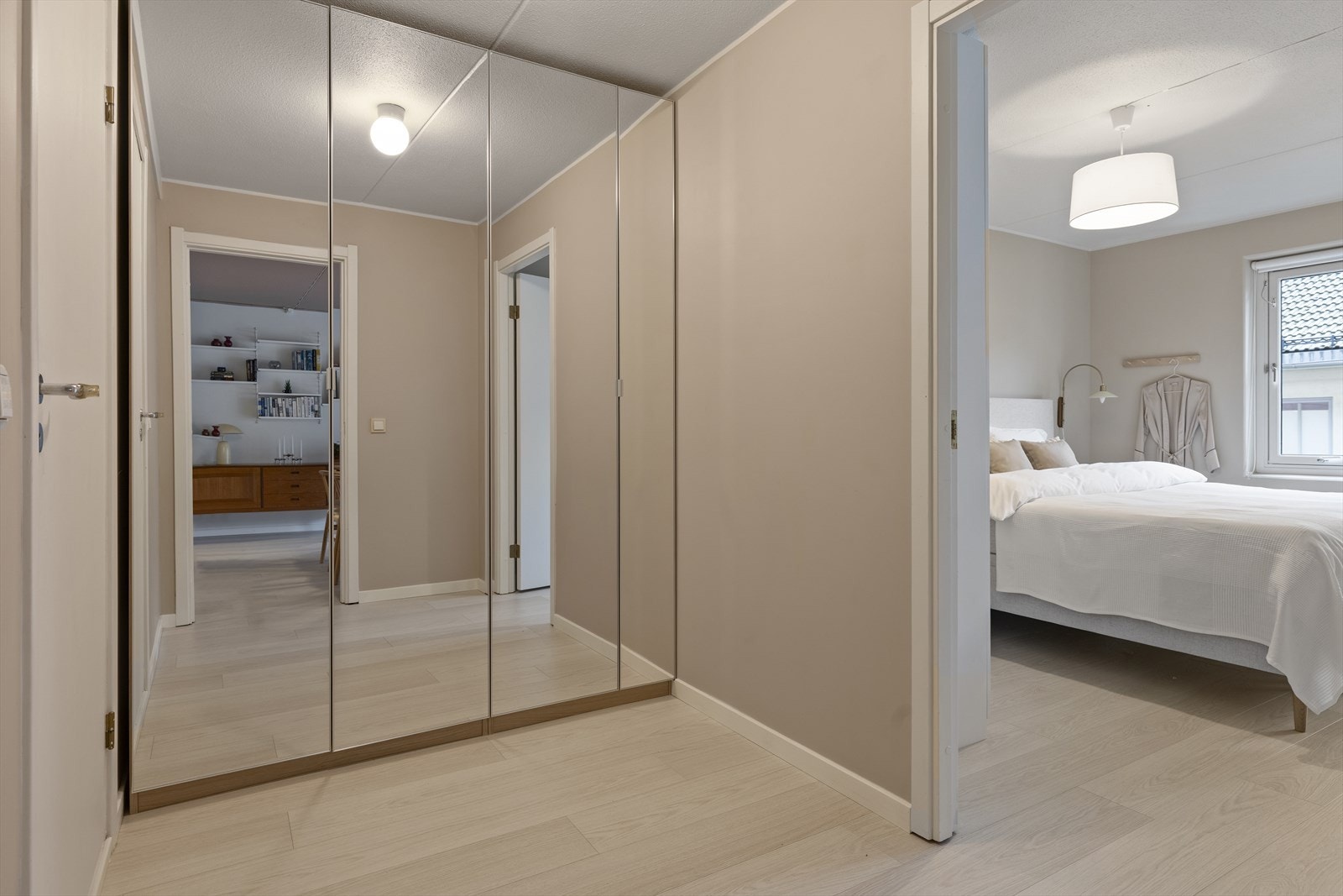 Det er rikelig med oppbevaring i flere garderobeskap i boligen som medfølger handelen. Galleribilde