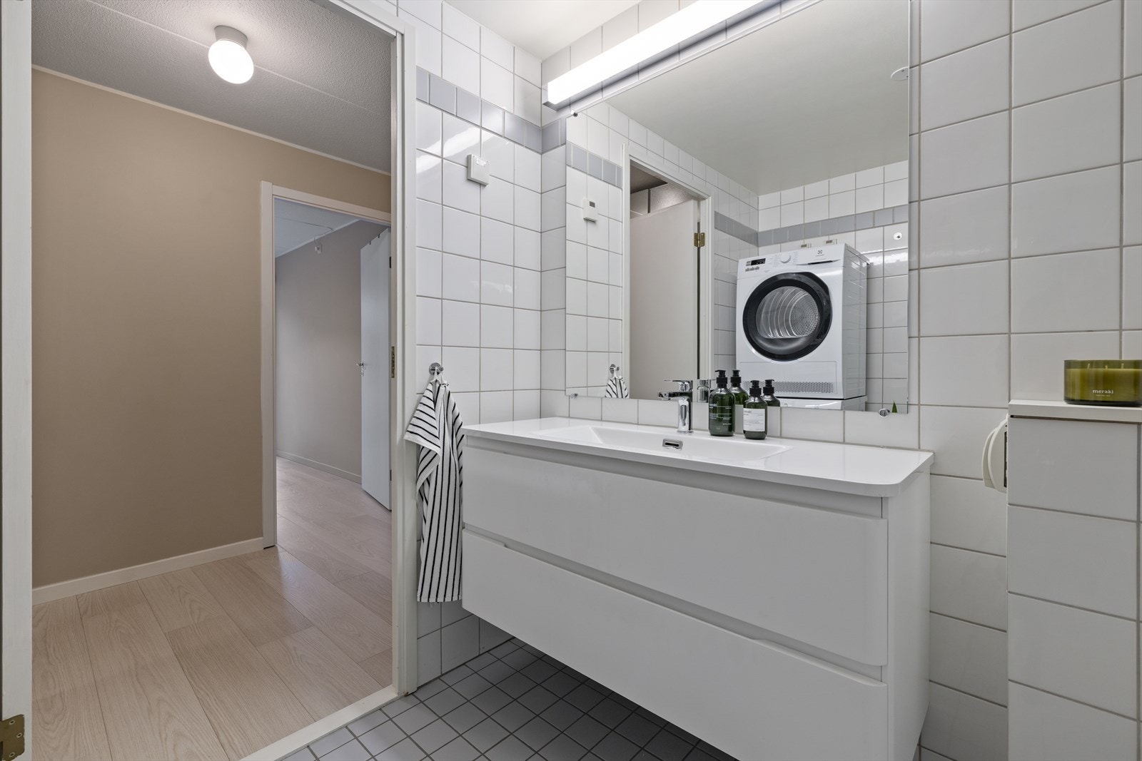 Nytt speil, servant med blandebatteri, dusjdører og nytt vegghengt toalett for et mer moderne og delikat preg. Galleribilde