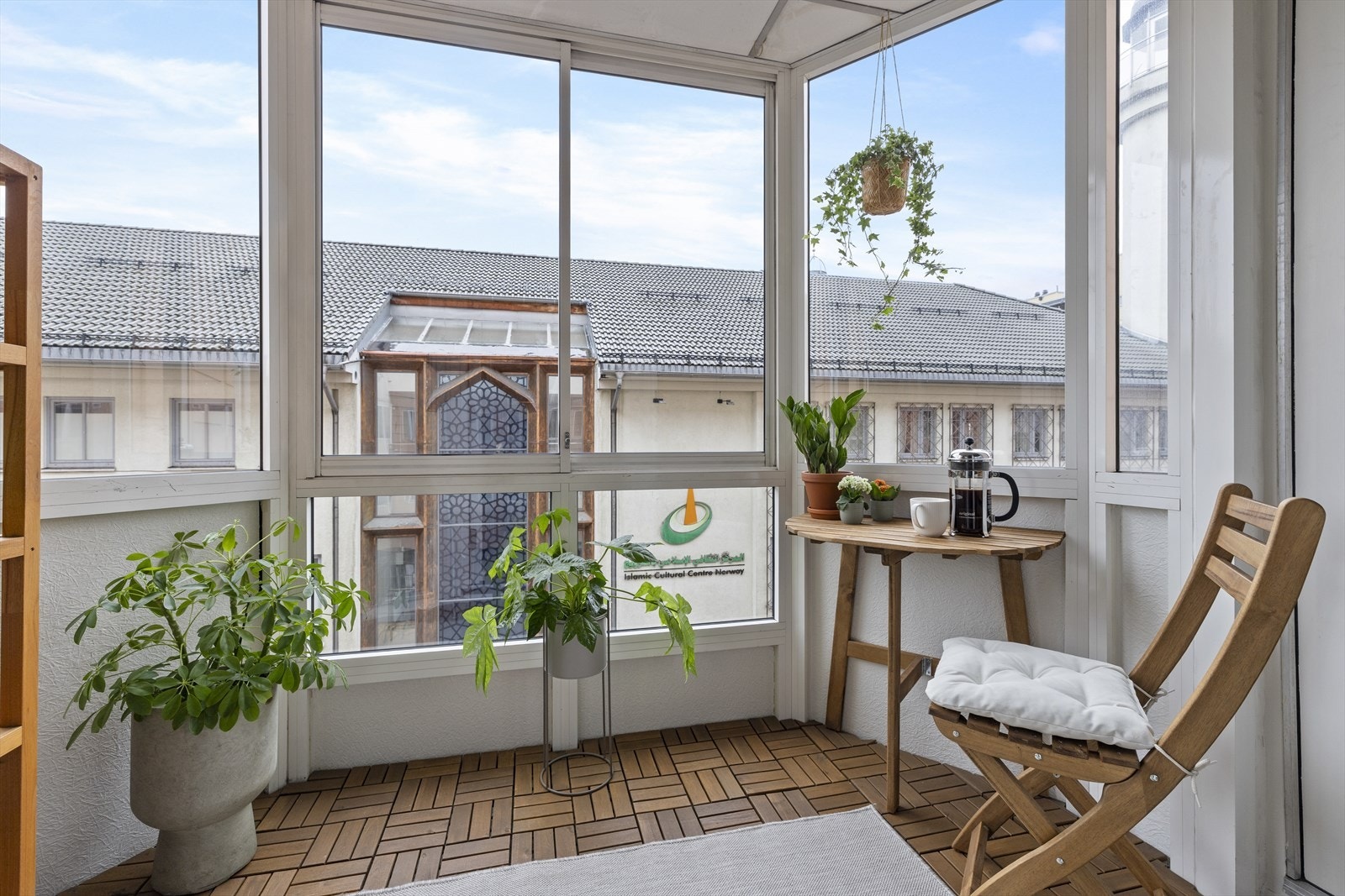 Herlig innglasset balkong med lamellfliser i tre. Galleribilde