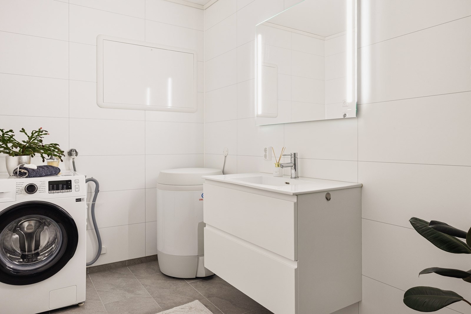 - Flisene på badet er en del av påkostningene som er gjort i leiligheten - Galleribilde