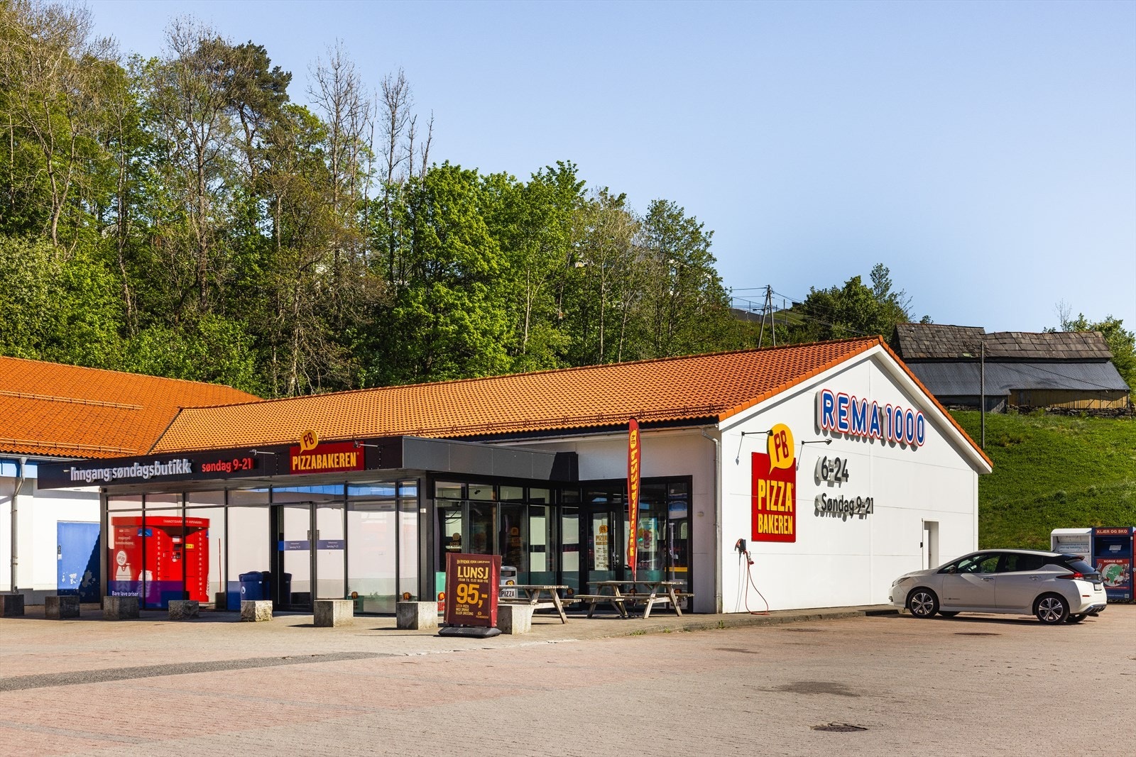 - Det er kun 5 minutters gange til Rema 1000 (som også er søndagsåpen) og Pizzabakeren - Galleribilde