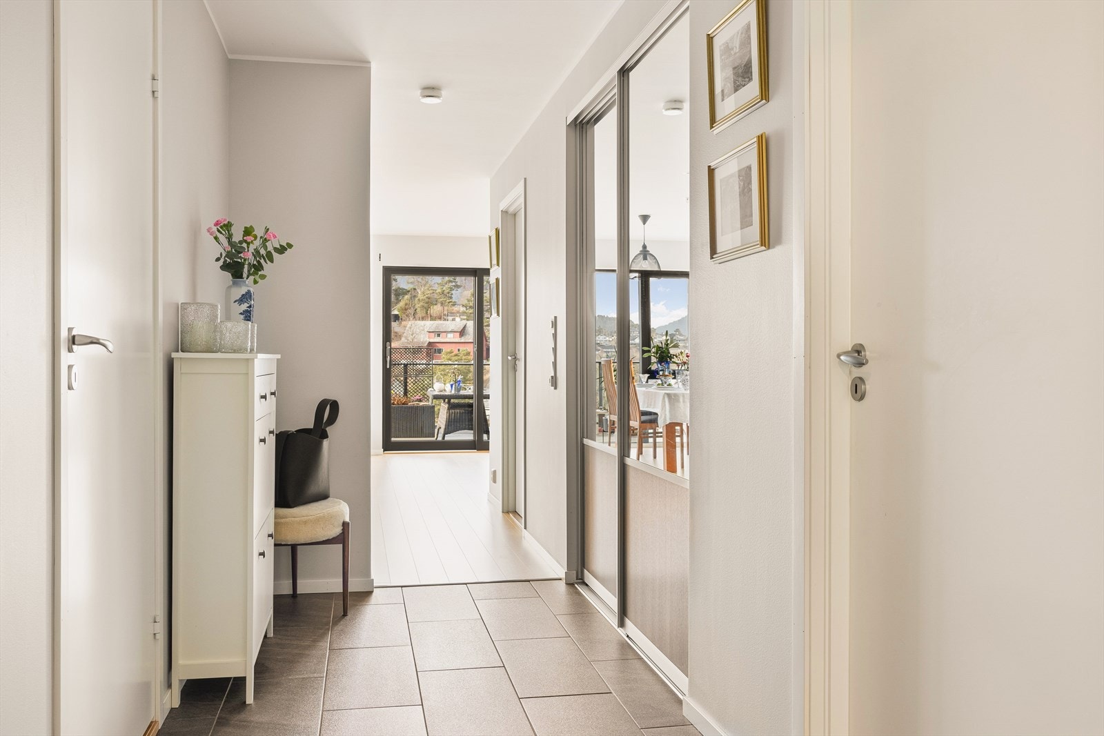 - Plassbygd garderobeløsning i gangen gir god plass til oppbevaring av yttertøy - Galleribilde