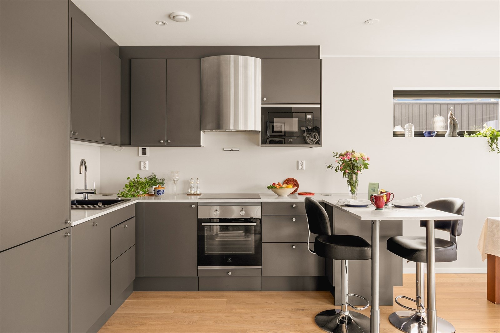 - Kjøkkenet er påkostet med oppgradert kjøkken og belysning under overskap - Galleribilde