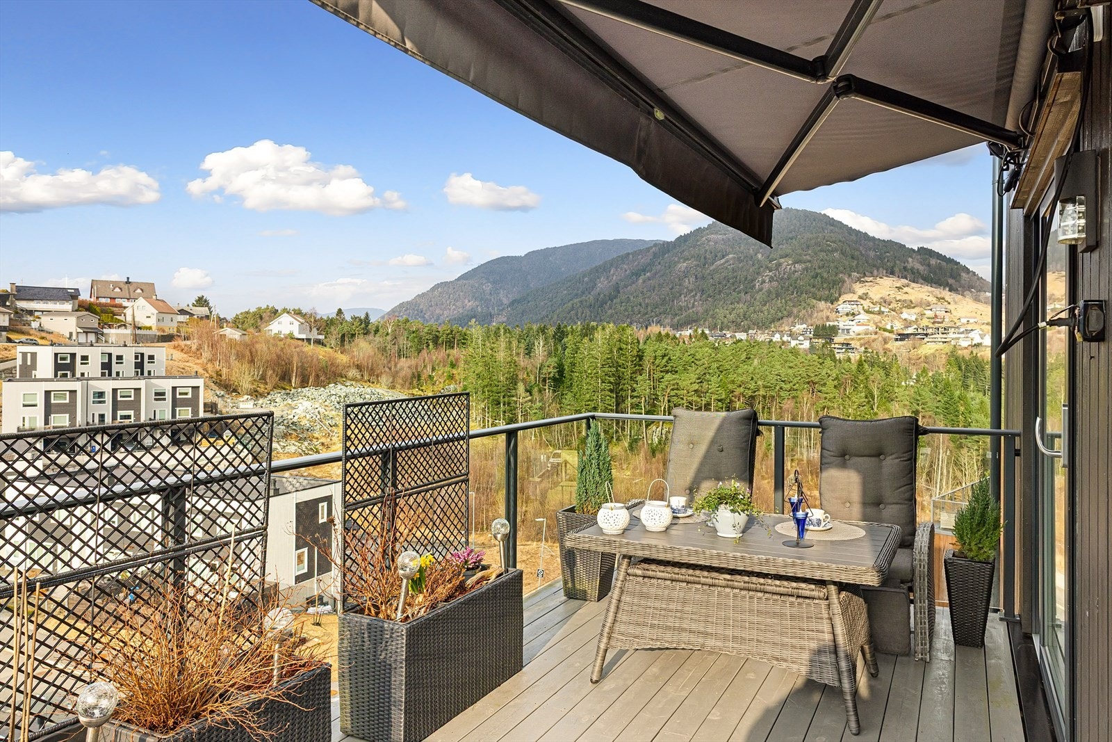 - På balkongen er det en markise, som er svært praktisk på solfylte dager - Galleribilde