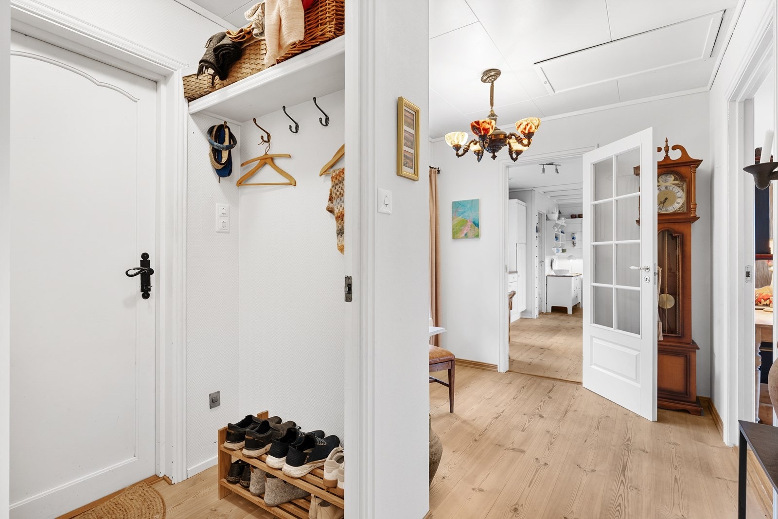 Entre og hall m/adkomst loft m/lagringsplass Galleribilde