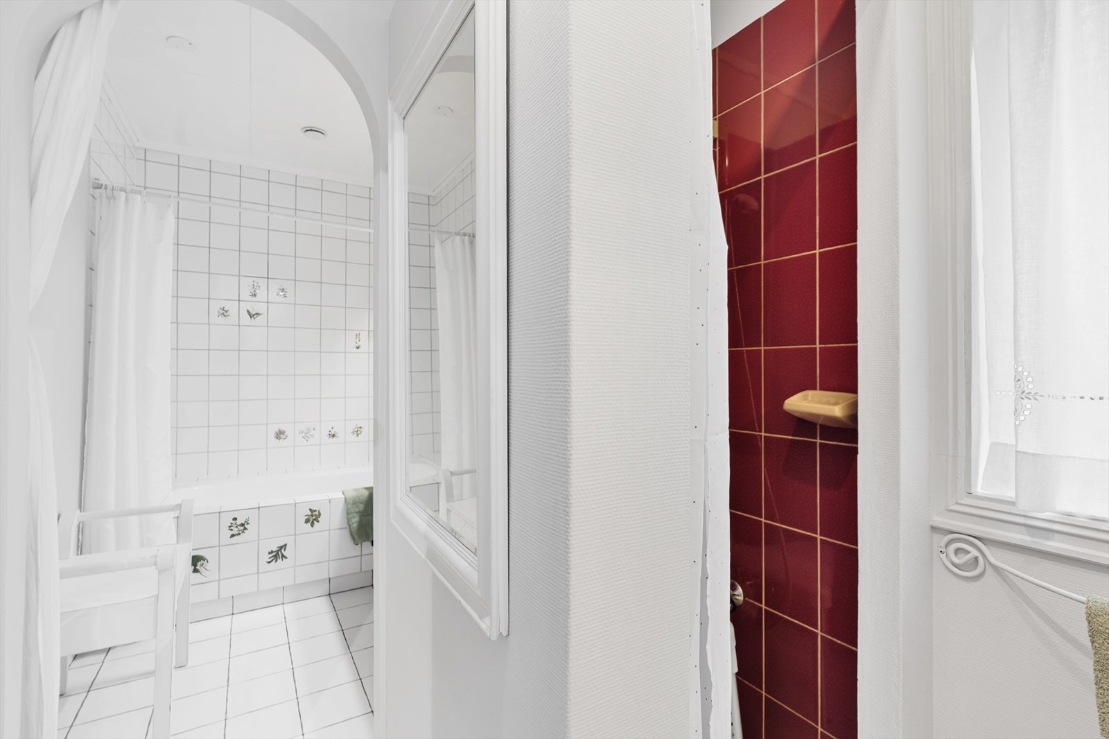 Flislagt dusjnisje med røde fliser (skimtes til høyre i bildet) Galleribilde