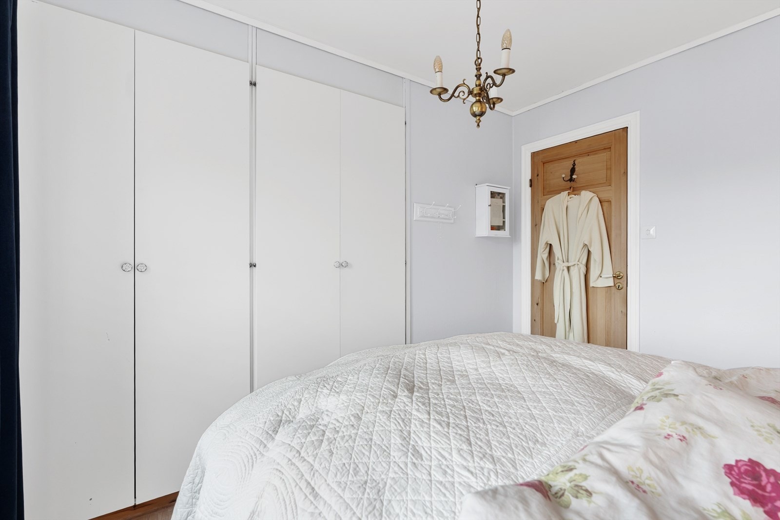 Integrerte garderobeskap på hovedsoverom Galleribilde