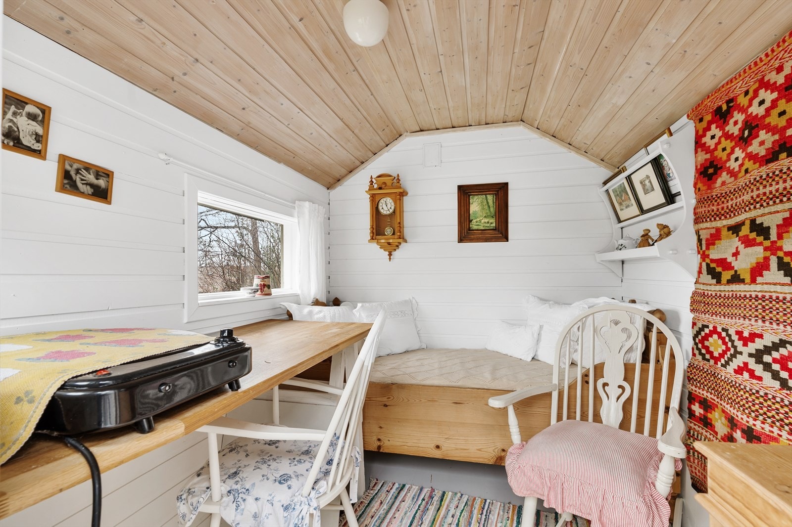 God størrelse på innredet rom i lekehytten Galleribilde