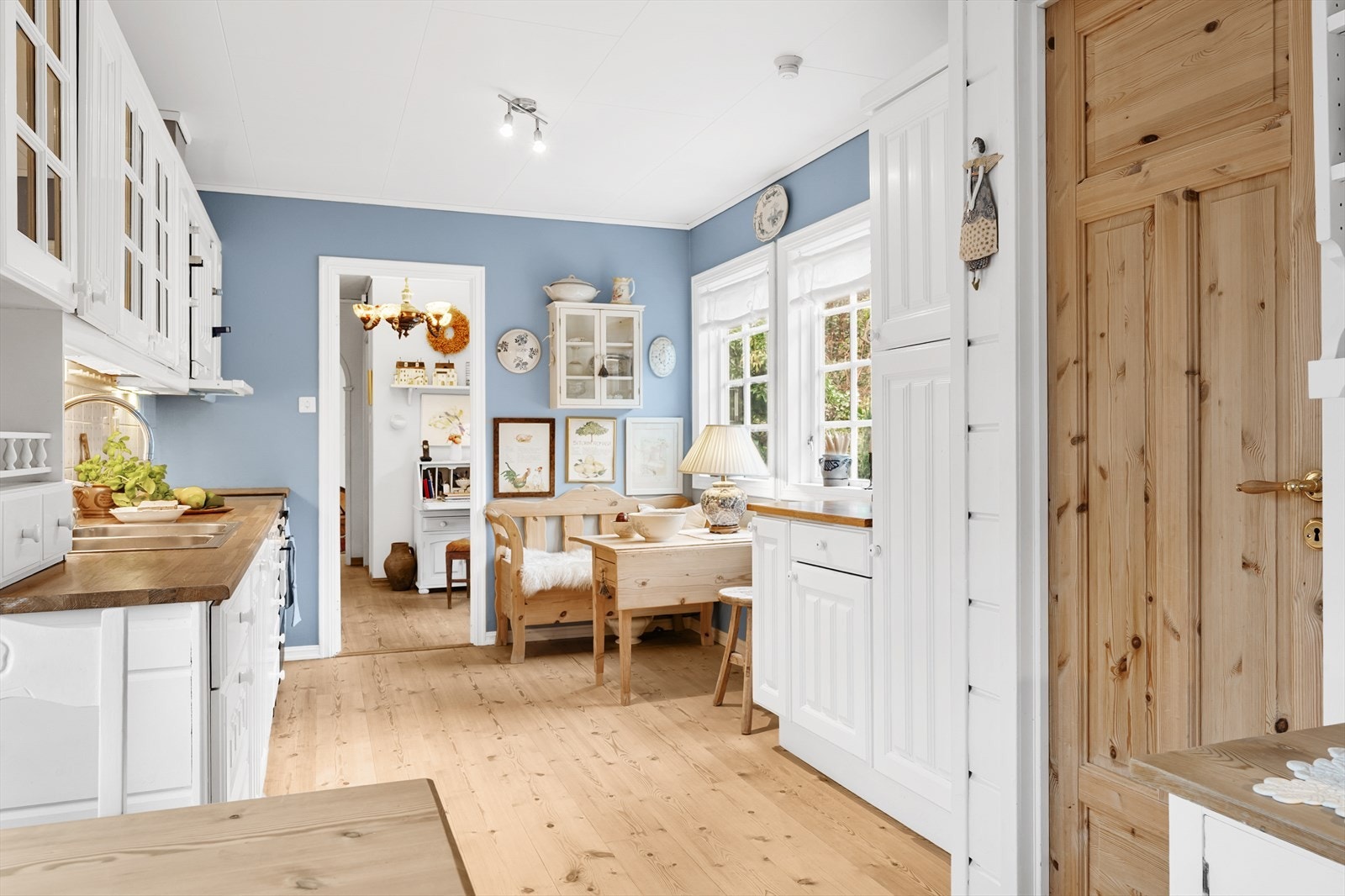 Hvit, profilert kjøkkeninnredning fra 1996 Galleribilde